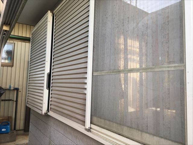 雨戸の塗装を確認